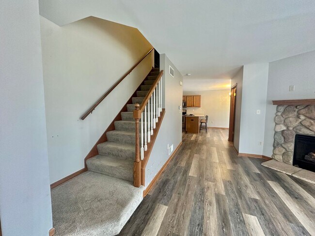 Building Photo - Charming Pewaukee Townhome with Modern Tou...