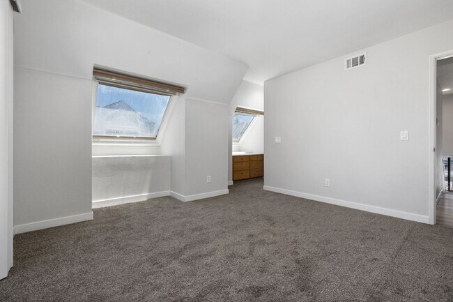 Building Photo - Mission Beach. 3 bedroom, 2.5 bath, 2 car garage,