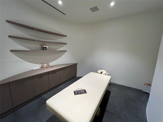 Building Photo - 3581 E Glencoe St