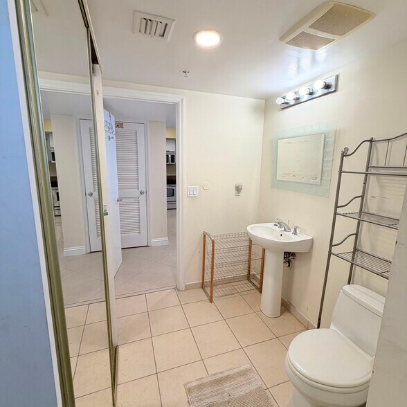 Building Photo - 16699 Collins Ave