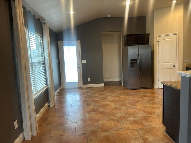 Building Photo - 808 E 96th St