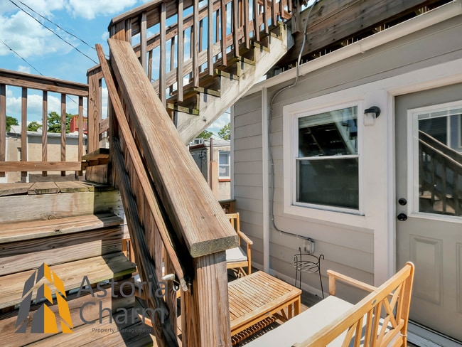 Building Photo - Classic Brick Rowhome with Rooftop Views