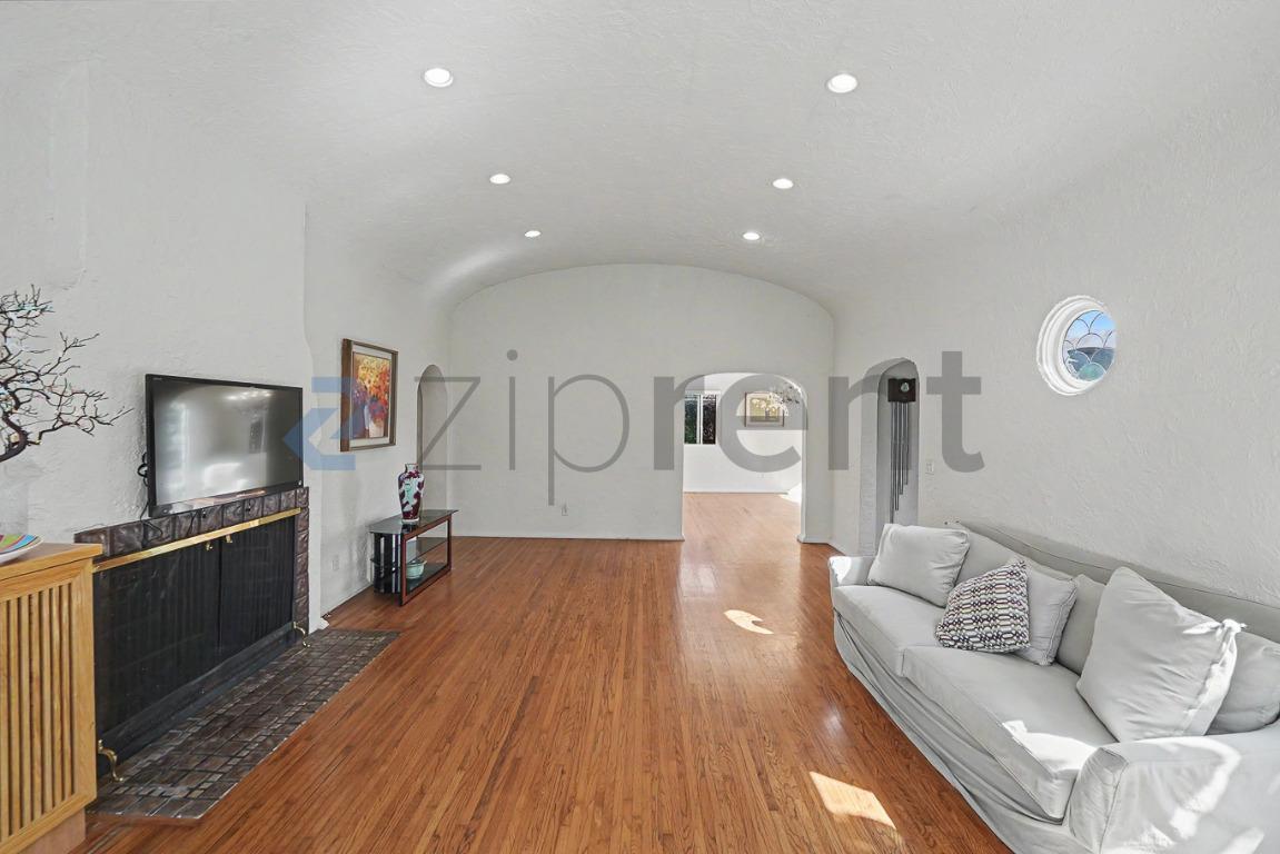 Building Photo - Unit