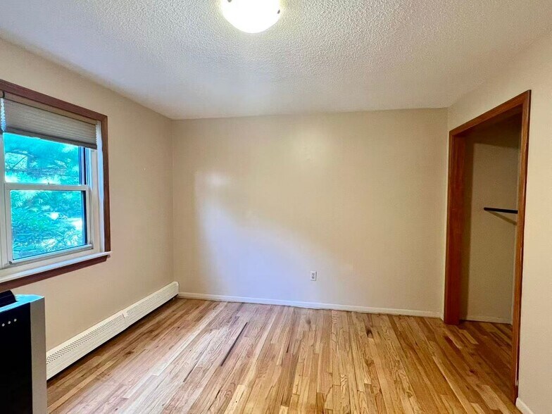 Building Photo - 484 Oak Ave