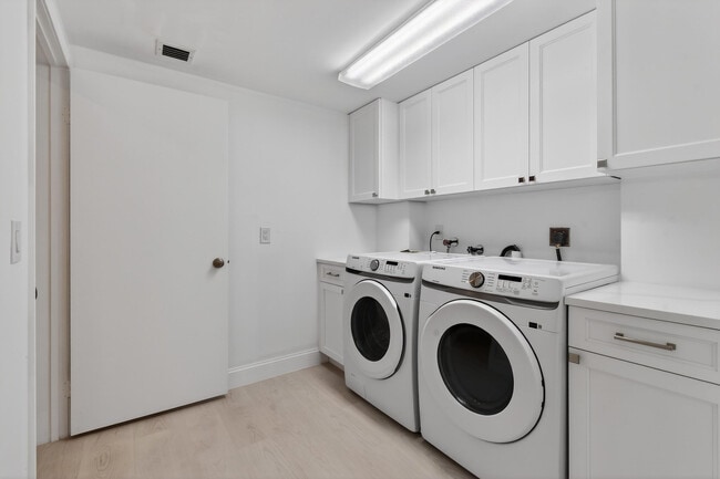 Building Photo - 301 S Seas Dr