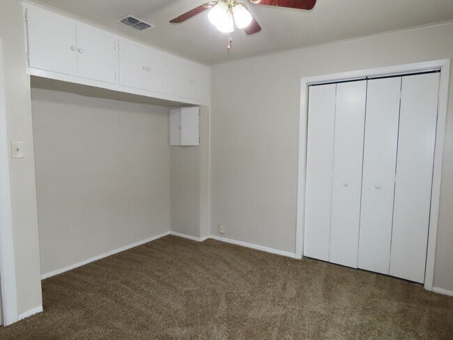 Building Photo - Charming 3 Bedroom, 2 Bath Home w/Den!