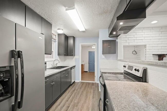 Building Photo - 16730 David Glen Dr