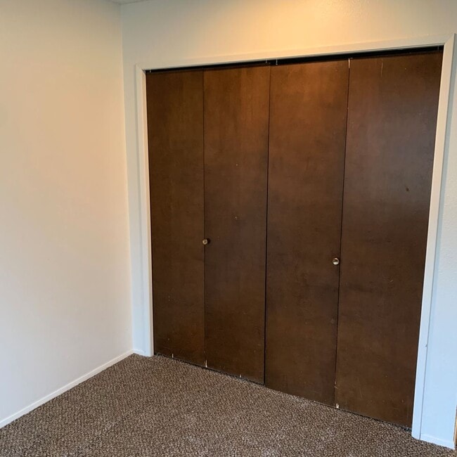Building Photo - 919 S Garden Dr