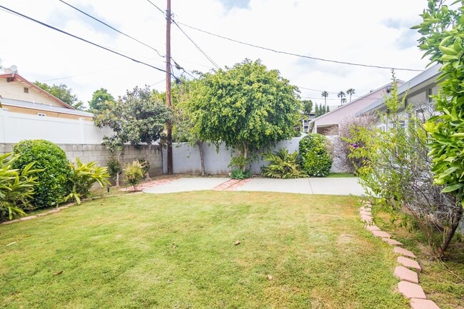 Building Photo - Charming single story home in heart of Reseda