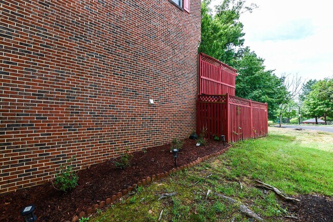 Building Photo - 1401 Deep Gorge Ct