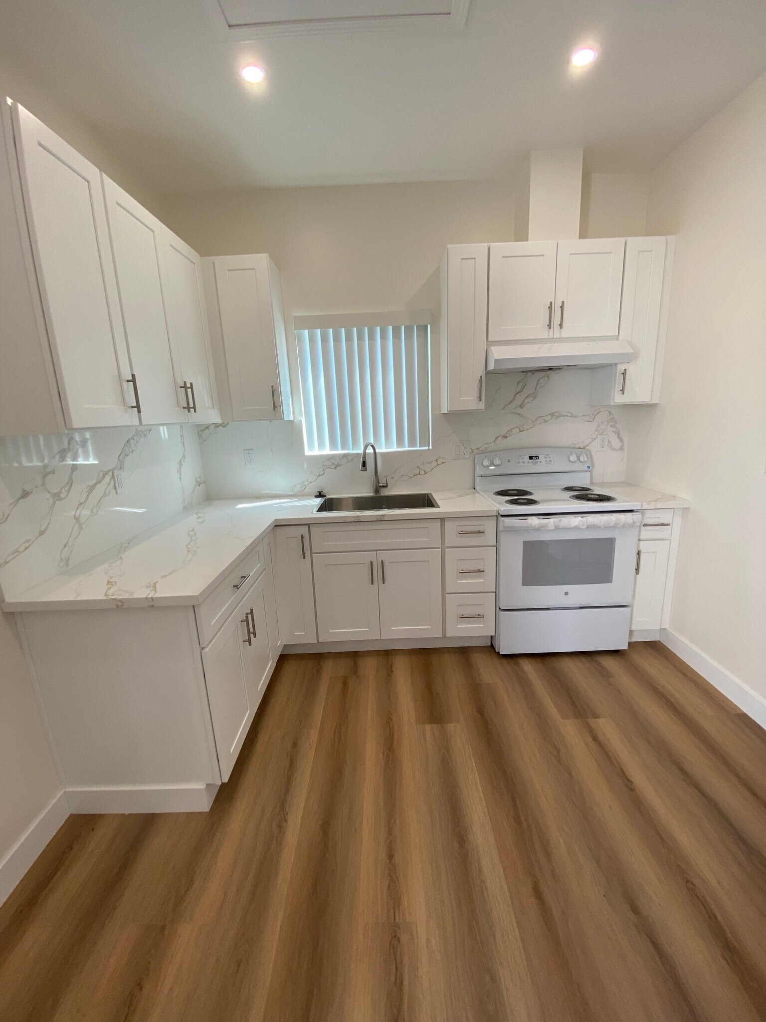 Building Photo - 1610 N Kingsley Dr