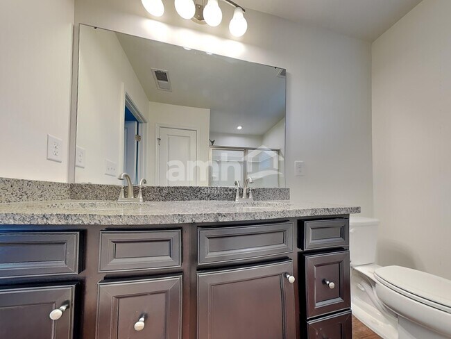 Building Photo - 548 Larragan Dr