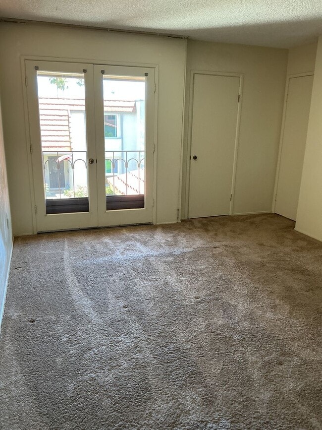 Building Photo - Townhome 3 bedroom 2 bath
