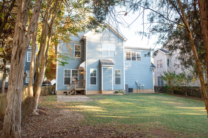 Building Photo - 16015 Kelly Park Cir