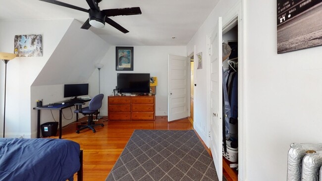 Building Photo - 5 bed 2 bath unit in Brookline.... Rare 3 parking included... Rare pricing.. Don't miss out!