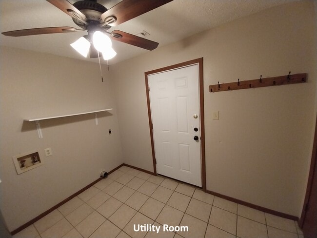 Building Photo - 608 Mayflower Ln