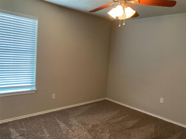 Building Photo - 2106 Main St