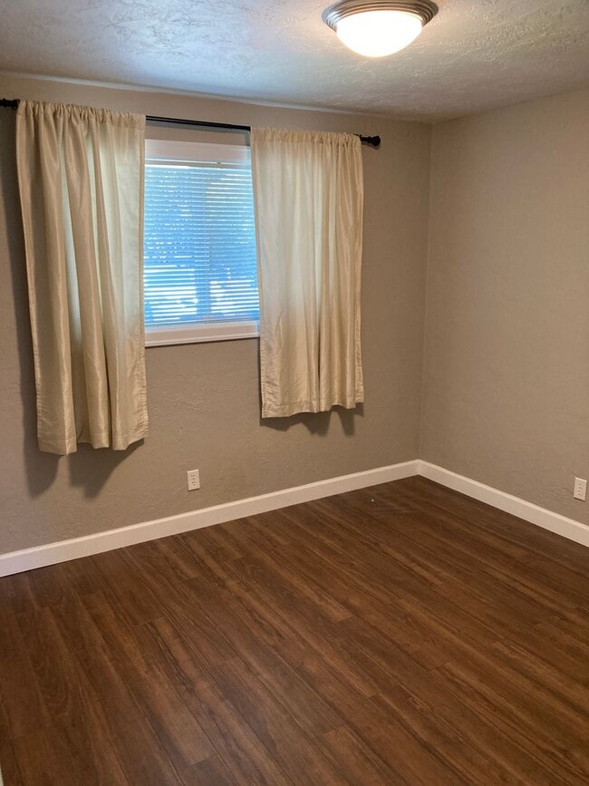Building Photo - Nice 3 bedroom, 2 bath house in a great ne...