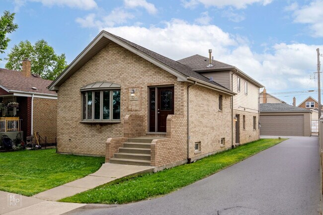 Primary Photo - 5614 S Moody Ave