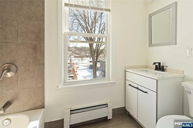 Building Photo - 87 James St