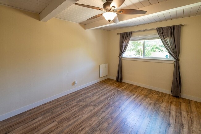 Building Photo - Beautifully updated 2 Bedroom Near Downtown!