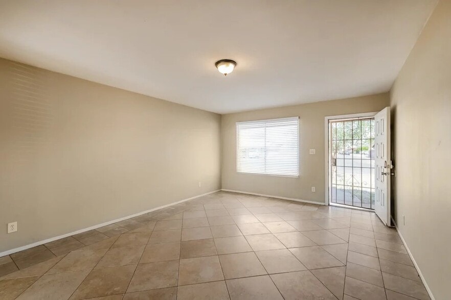 Building Photo - 3152 N 64th Dr