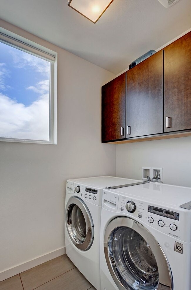 Building Photo - 3bd/3.5ba Seattle Townhome