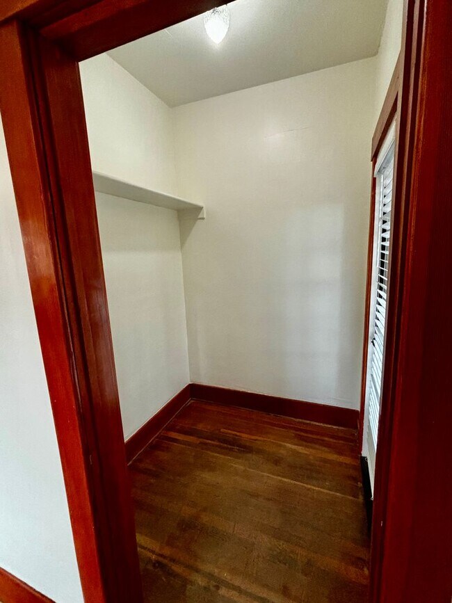Building Photo - Large 1 bedroom 1 bath located in Golden Hill