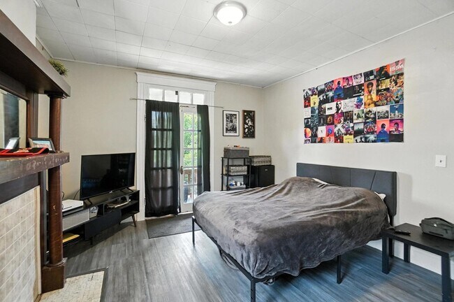 Building Photo - 7 bed/3.5 bath on Atkinson, Mins. from UC for Only $600/pp ($4200/mo)!