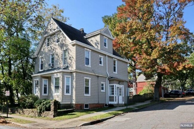 Building Photo - 809 Park Ave