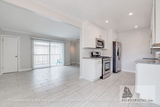 Building Photo - Lovely updated Condo on 2nd block by the B...