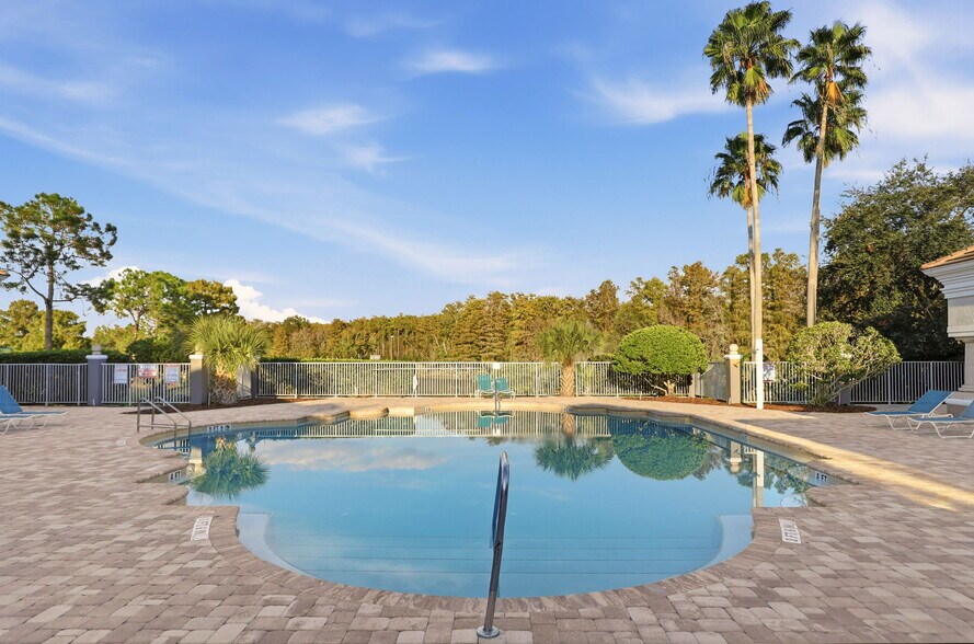 Building Photo - 13839 Fairway Island Dr