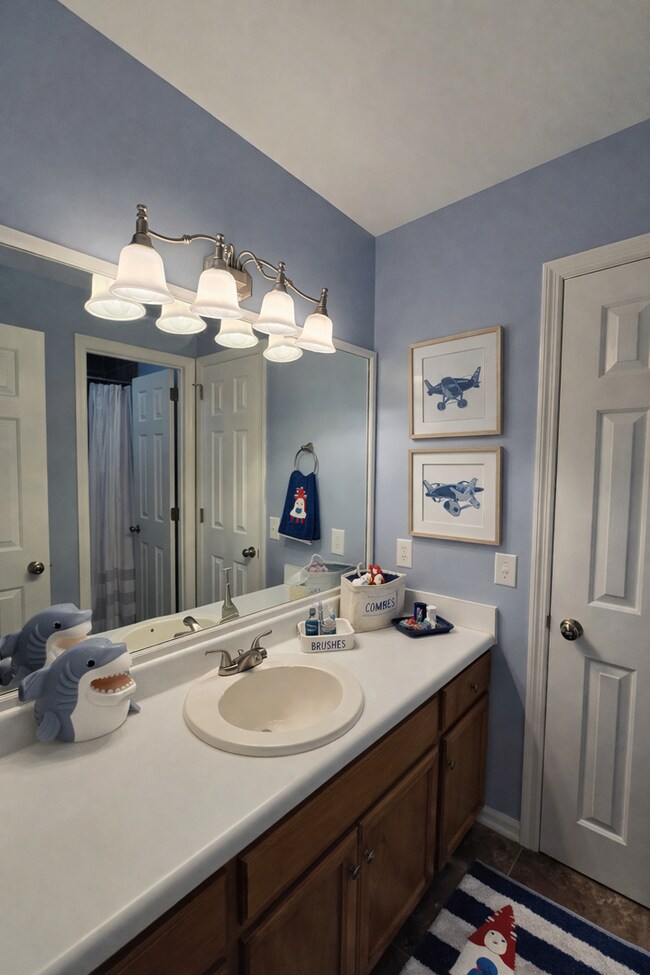 Building Photo - MOVE-IN SPECIAL!! $250 OFF First Month