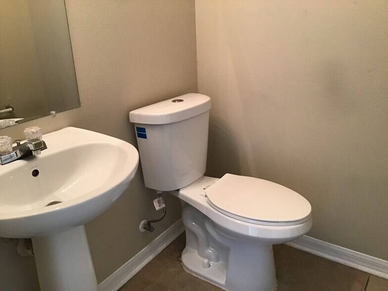 Building Photo - 2012 Bearing Ln