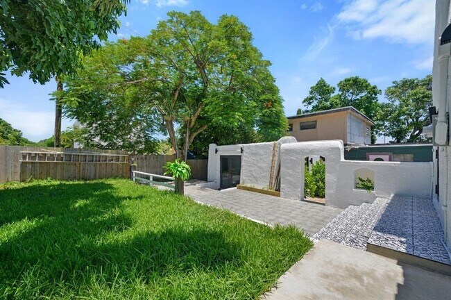 Building Photo - 823 33rd St