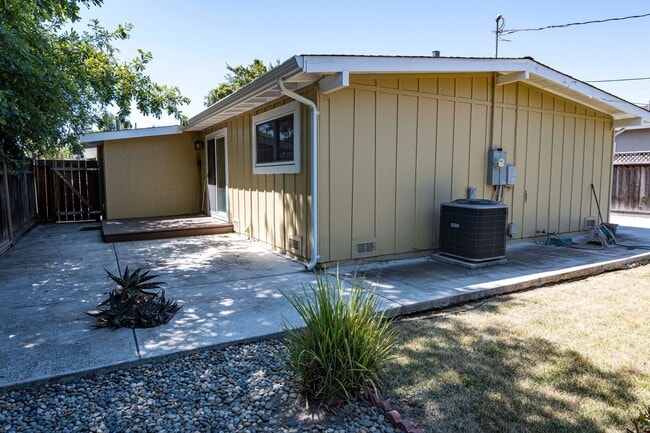 Building Photo - Beautifully updated 3/2 home in desirable Pomderosa Park- Sunnyvale