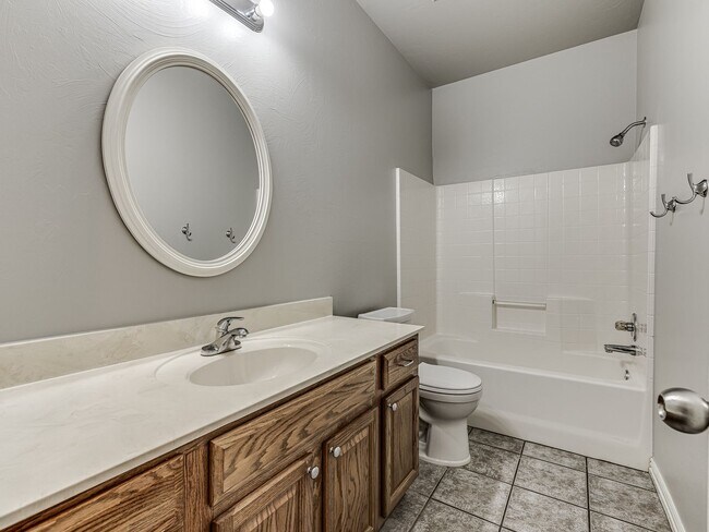 Building Photo - Well kept home in Edmond + 3 bedrooms + Office + Edmond Schools