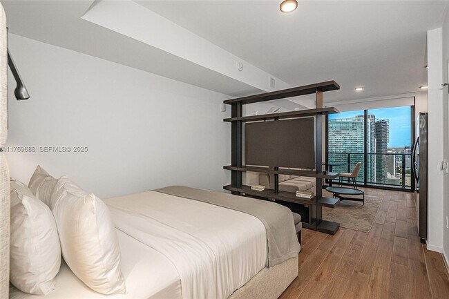 Building Photo - 398 NE 5th St