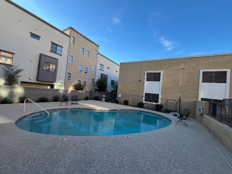 Building Photo - 1014 E Spence Ave