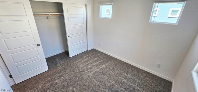 Building Photo - 915 Violet Heron St