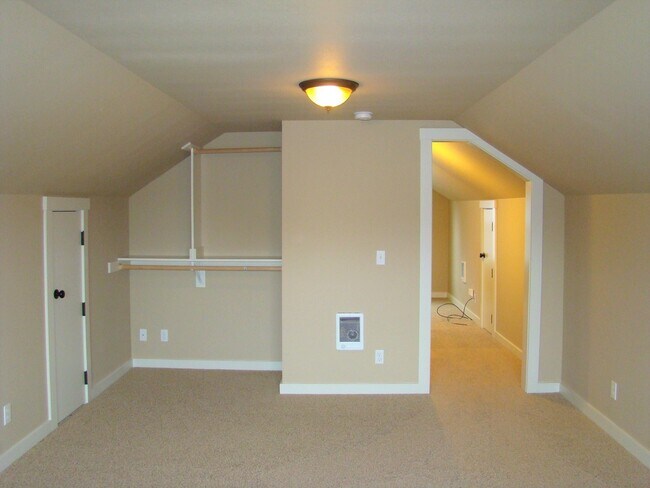 Building Photo - Charming 3 bedroom, 2 bath home