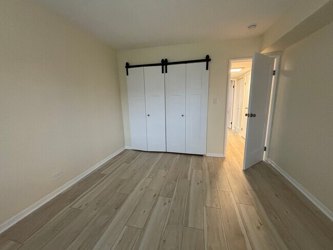 Building Photo - 9449 Bay Colony Dr