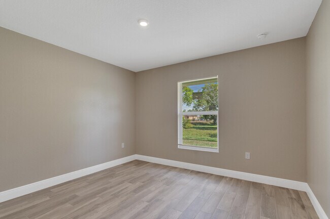 Building Photo - 1405 Ave G
