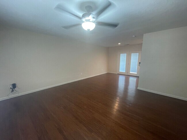Building Photo - NEW ON MARKET !!