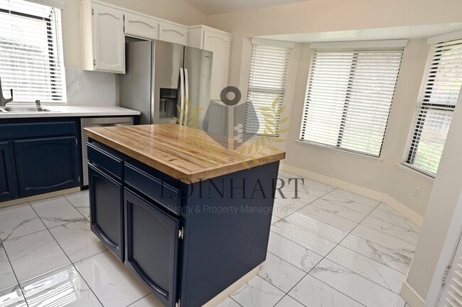 Building Photo - 6447 N Vagedes Ave