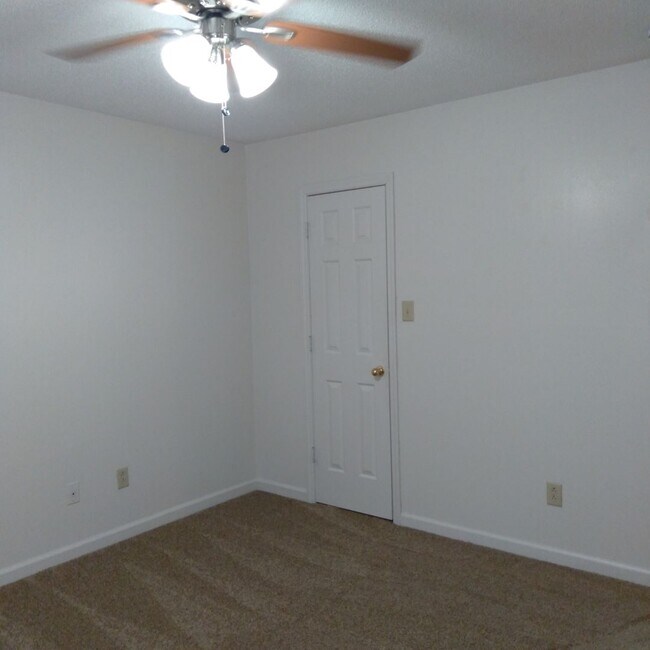 Building Photo - 26 Mustang Ct