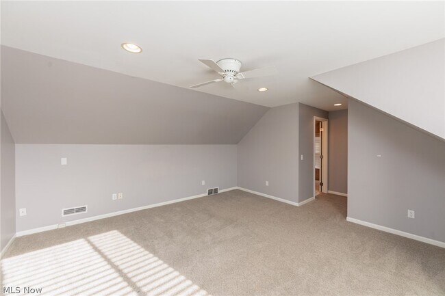 Building Photo - 23915 Glenhill Dr