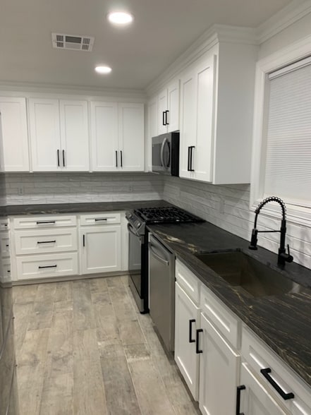 Building Photo - 420 Waller Ave