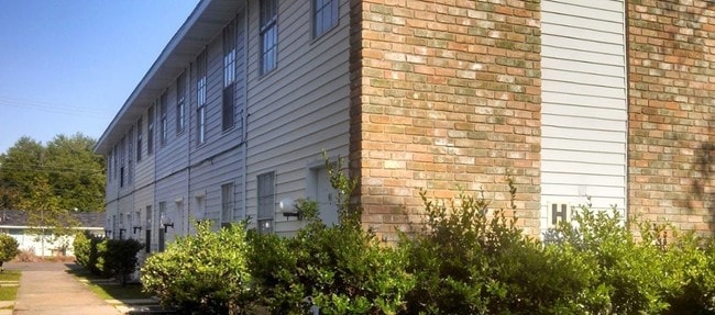 Building Photo - River Oaks Apartments