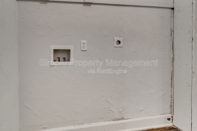 Building Photo - 944 East Dr